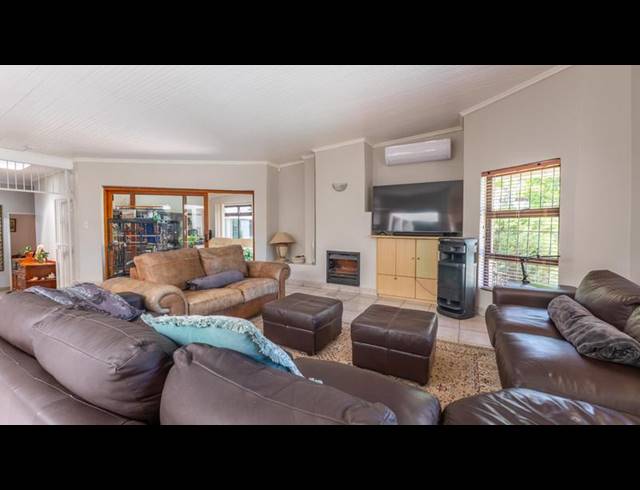 5 BEDROOM HOUSE FOR SALE IN SONSTRAAL